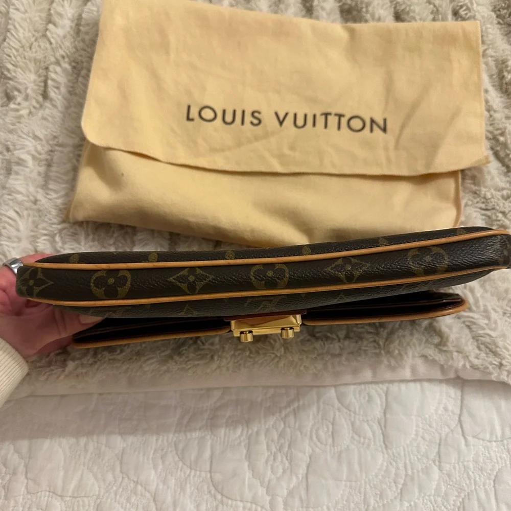 Louis Vuitton Brown and Tan Monogram Clutch - Picture 4 of 13